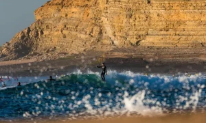 Surfer à Ericeira : Guide Complet des Meilleurs Spots, Saisons & Vagues